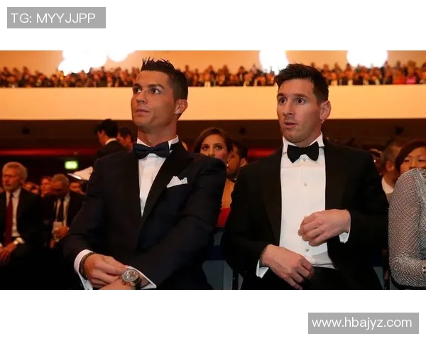 C罗与梅西携手合影展现足坛传奇风采 两代巨星同框引爆球迷热议 C罗与梅西携手合影展现足坛传奇风采 两代巨星同框引爆球迷热议