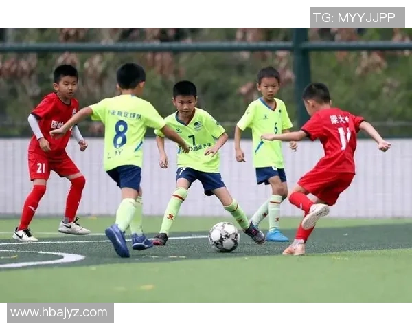 外国球星点评中国小朋友踢足球技巧与未来潜力分析